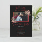 ブラックとレッドのゴシック フローラル フォト ウェディング セーブザデート (スタンド正面)