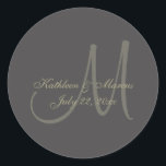 ブラックと金ゴールドモノグラム ラウンドシール<br><div class="desc">黒い背景に金ゴールドモノグラム。ニーズに合わせてカスタマイズ。</div>