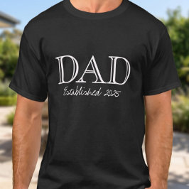 ブラックに太字ホワイトテキストで「Dad Established」 Tシャツ