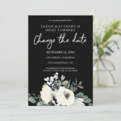 ブラックに白とダスティーブルーの花 白い & ダスティーブルーの花のブラック 変更日付カード 招待状 (スタンド正面)