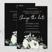 ブラックに白とダスティーブルーの花 白い & ダスティーブルーの花のブラック 変更日付カード 招待状 (正面/裏面)