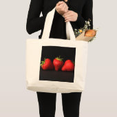 ブラックに3つのイチゴ jtm ラージトートバッグ (正面(商品))