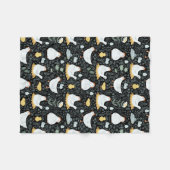 ブラックのコックで夢を見るニワトリ フリースブランケット (正面(横))