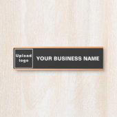 ブラックのドアサインにぶら下がったの会社名とロゴ サインプレート (正面)