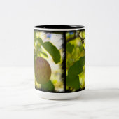 ブラックのリンゴ1 ツートーンマグカップ (中央)