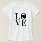 ブラックの文字とハートを備えた上品なLOVEロゴデザイン Tシャツ (デザイン正面)