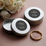 ブラックの日付モノグラムに結婚ミニマルなホワイト ラウンドシール<br><div class="desc">カップルシンプルの名前のためのクリーン文字と日はっきりした付きと対照的な金ゴールドフォイルの色のオプションのWebサイトのアドレスを含むタイポグラフィのデザインシールである。それは与えあなたの郵送の個人のtouchとユニーク、それらを思い出に残る魅力的なあなたのゲストのためのキープサケを作るまたあなたの好意をラベルに使用することができる。要件に合わせて文字と色を調整する。</div>