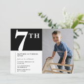 ブラックの男の子の写真入りエレガントな7歳の誕生日招待状 招待状 (スタンド正面)