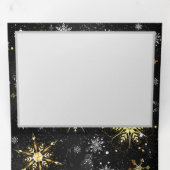 ブラックの背景に金のクリスマスの雪の結晶 三つ折り招待状 (内部最初)