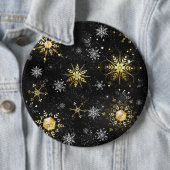 ブラックの背景に金のクリスマスの雪の結晶 缶バッジ (インサイチュ)