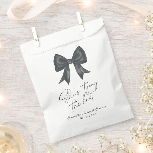 ブラックの蝶ネクタイ 彼女の結婚式 結婚前のお祝い フェイバーバッグ (クリップ留めされた状態)