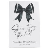 ブラックの蝶ネクタイ 彼女の結婚式 結婚前のお祝い ミディアムペーパーバッグ (正面)