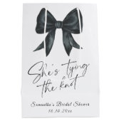 ブラックの蝶ネクタイ 彼女の結婚式 結婚前のお祝い ミディアムペーパーバッグ (裏面)