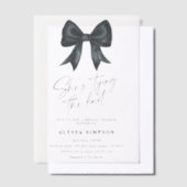 ブラックの蝶結び 彼女は結婚する ブライダルシャワー ベラム紙招待状 (オフセット)