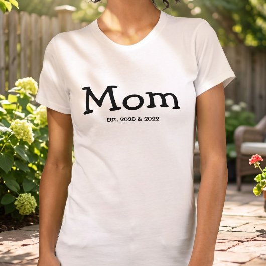 ブラックの遊び心あるフォントでお母さんを祝福 Tシャツ
