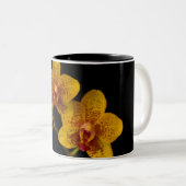 ブラックの黄色い蘭 ツートーンマグカップ (正面右)