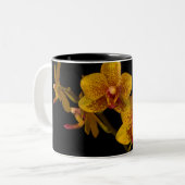 ブラックの黄色い蘭 ツートーンマグカップ (正面左)