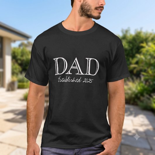 ブラックの「Dad Established Bold White Text Black」 Tシャツ
