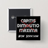 ブラックのcapitis diminutio maxima non serviam 缶バッジ (正面&裏面)