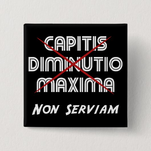 ブラックのcapitis diminutio maxima non serviam 缶バッジ (正面)