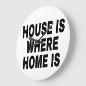 ブラックのHOUSE IS WHERE HOME IS文字 白背景 ラージ壁時計 (傾斜)