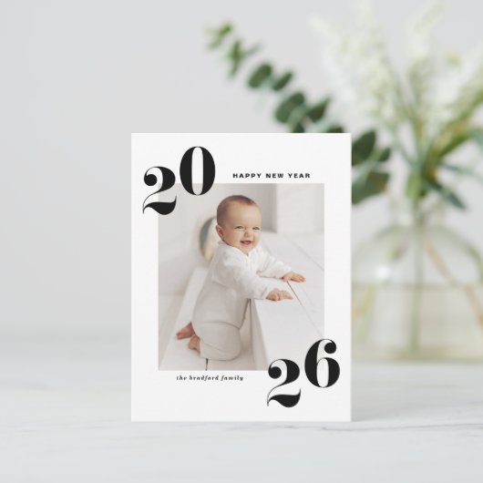 ブラックはっきりしたタイポグラフィ2025年年新年写真 シーズンポストカード (スタンド正面)