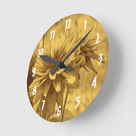 ブラックアイドスーザンデイジーフラワーインセピア ラウンド壁時計 (傾斜)