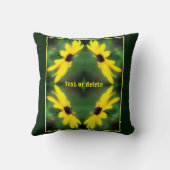 ブラックアイドスーザンデイジーフラワーパーソナライズされた クッション (裏面)