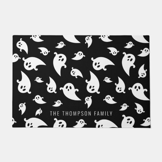 ブラックアンドホワイトの幽霊模様とハロウィンの名前 ドアマット (正面)