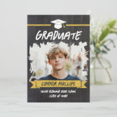 ブラックイエロークールチョーク写真卒業パーティー 招待状 (スタンド正面)