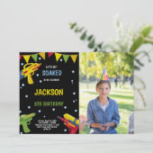 ブラックイエローフォトウォーターガン招待状 招待状 (スタンド正面)