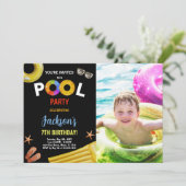 ブラックイエローブルーフォトプール誕生日招待状 招待状 (スタンド正面)