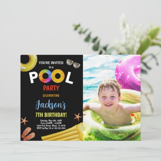 ブラックイエローブルーフォトプール誕生日招待状 招待状 (スタンド正面)