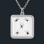 ブラックウィドウ・スパイダーズ シルバープレートネックレス<br><div class="desc">ハロウィン素晴らしと、単に怖くて不気味で不気味で超自然の物を愛する人々のために。ハロウィーン、10月、恐ろしい夜やその他の不気味な大事な行事を愛するすべての人のための完璧な贈り物。</div>