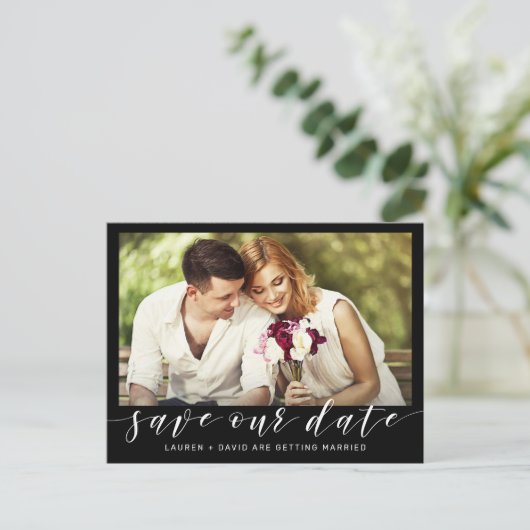 ブラックウェディングのフォトホワイトスクリプト日付を保存 案内ポストカード (スタンド正面)