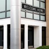 ブラックウェルカムホーム 横断幕 (ビルの外側)