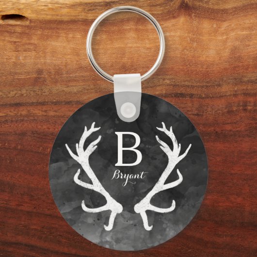 ブラックウォーター色と鹿素朴〔雄ジカの〕枝角モノグラム キーホルダー (正面)