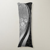 ブラックエレガントとシルバーのダマスクのダイナミックストライプ ボディピロー (正面縦)