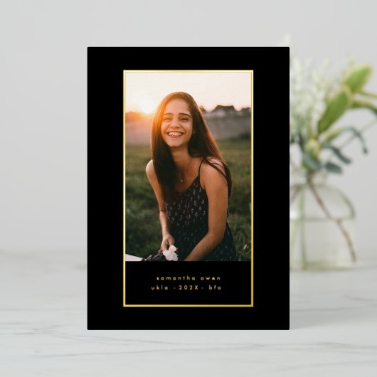 ブラックエレガントフォイル縁どフォトユニバーシティ卒業 箔招待状 (立ち正面)
