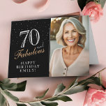 ブラックエレガント70と素晴らしい70th誕生日写真 カード<br><div class="desc">70と素晴らしいエレガントブラック70th誕生日のフォトカード。70と黒い背景に名前を付けたトレンディースクリプトの素晴らしい文字。写真、名前、年齢でパーソナライズする。カード内にテキストを追加するか消去する。女の誕生日素晴らしのパーソナライズされた写真カードだ。</div>