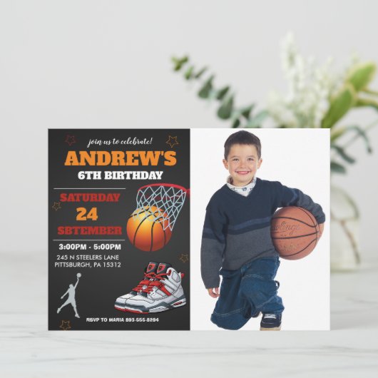 ブラックオレンジのバスケットボール写真を使った誕生日パーティーの招待状 招待状 (スタンド正面)