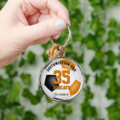 ブラックオレンジチームカラーズガールズスポーティーなサッカー キーホルダー (手)