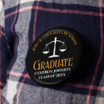 ブラックオレンジロースクール卒業記念品 缶バッジ<br><div class="desc">2024年モダンの卒業生のクラスにカスタム対する上品なタイポグラフィを備えた黒とオレンジの法科卒業ボタン。カスタマイズ弁護士や弁護士素晴らしの贈り物の為に正義はかりで測の下で卒業した年とパーソナライズされた一緒に。</div>
