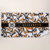 ブラックオレンジ色のバレーボール柄ジャージー番号 ビーチタオル (正面)