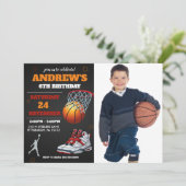 ブラックオレンジ バスケットボール 写真 誕生日 招待状 (スタンド正面)
