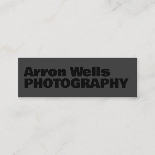 ブラックオンブラックモダンタイポグラフィはっきりしたQRコード スキニー名刺 (正面)