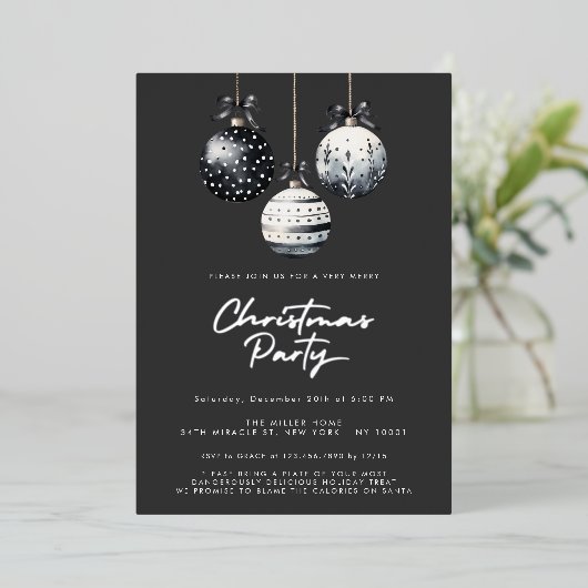 ブラックオーナメントシルバークリスマスパーティの招待状 箔シーズンカード (立ち正面)