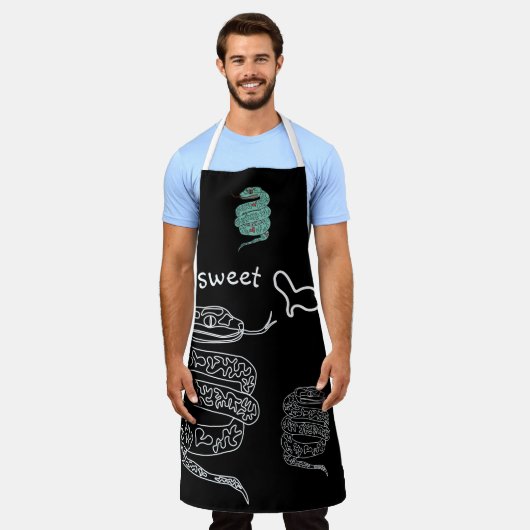 ブラックオールオーバープリントエプロン蛇甘い大 エプロン (着用した状態)