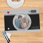 ブラックカメラユニーク写真結婚記念日 ラミネート プレート<br><div class="desc">彼らユニークの特別な日に遊び心と創造のtouchを追加したいカップルのための結婚デザインは人気がある、ますます増加している。あなたのパートナーの個性を反映したアイディアを組み込むことで、思い出に残る特別な結婚式の日を作り出す。カメラをデッキ、招待状、さらには結婚式の引き出物に組み込むことは、おもしろいとtouchを大事な行事によくはしゃぐ追加することができる。</div>