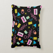 ブラックカラフル80年代80年代のレトロパターン アクセントクッション (裏面(縦))